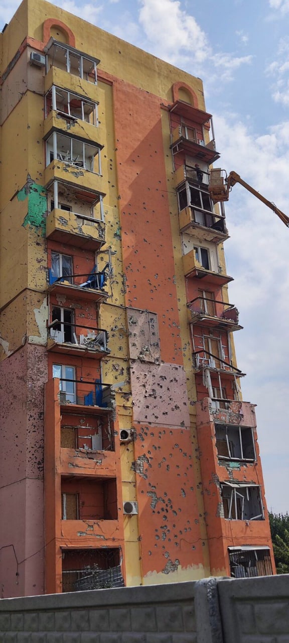 В Харькове восстанавливают дом, посеченный осколками (фото)
