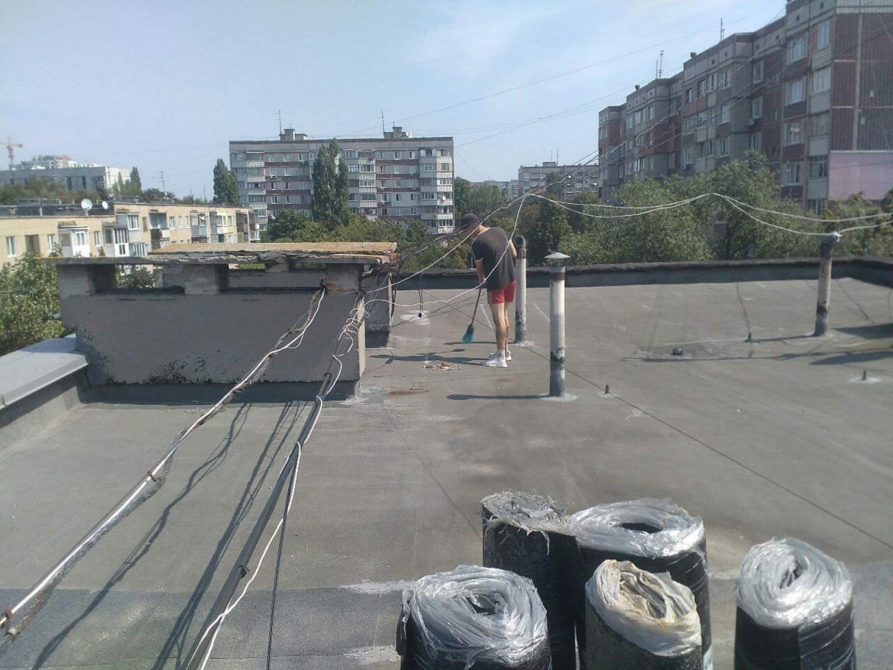В Харькове ремонтируют крышу дома на пр. Героев Сталинграда