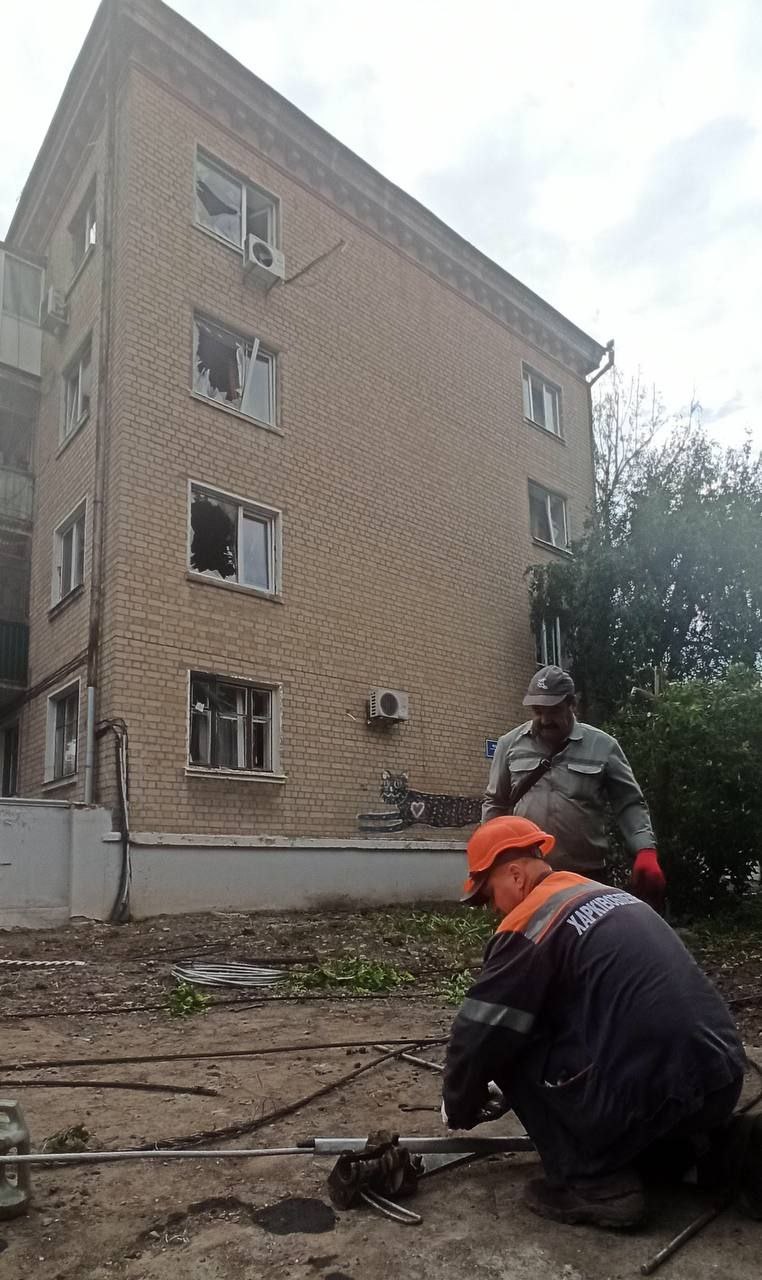Электрики на месте обстрела в Харькове 16 августа