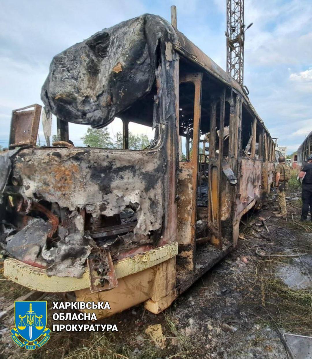 В Харькове россияне обстреляли трамвайное депо и гаражи на Салтовке (фото)