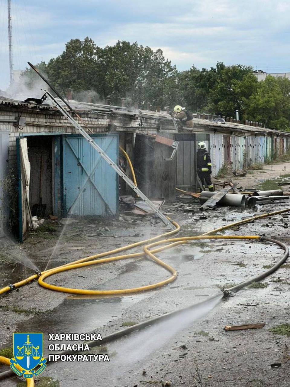 После российского обстрела на Салтовке в Харькове сгорели гаражи