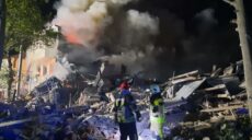 «Подлый и циничный удар»: Зеленский сообщил, что ракета разрушила общежитие на Салтовке (видео)
