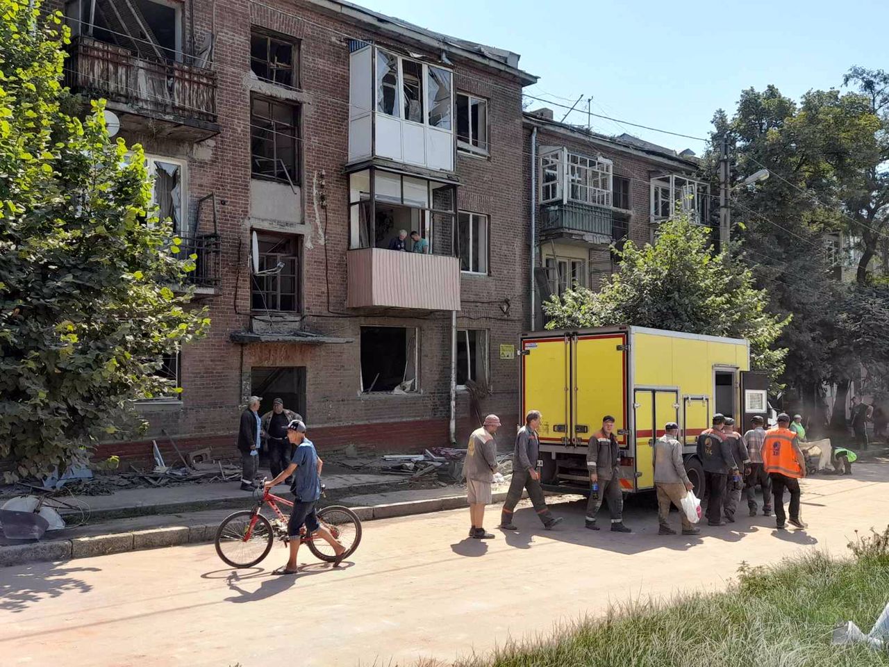 Коммунальщики уже устраняют последствия ночного обстрела в Харькове (фото)
