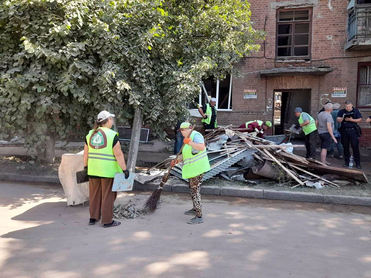 Разрушения по соседству с местом обстрела на Салтовке в Харькове 18 августа