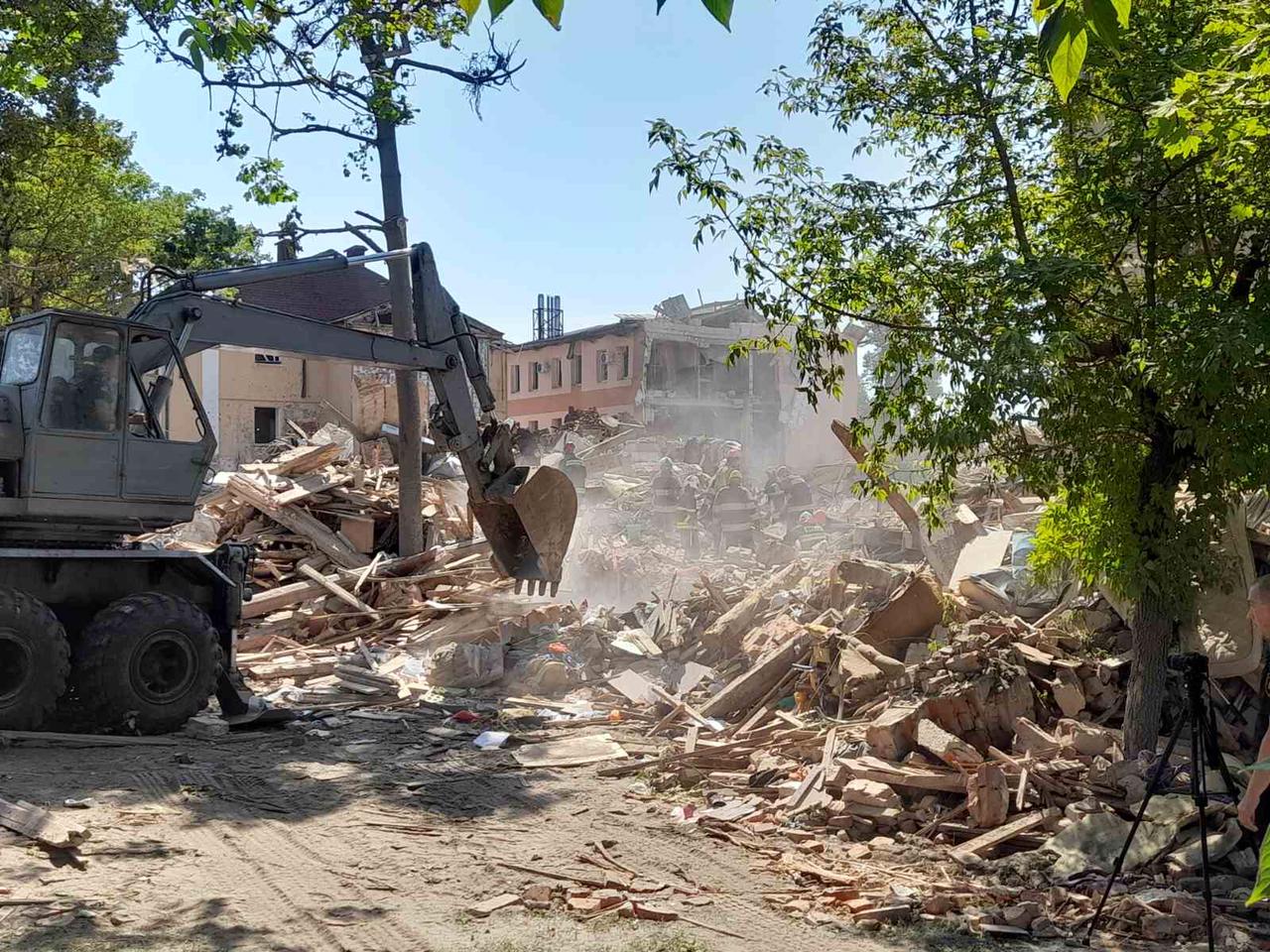 Разбор руин общежития на Салтовке в Харькове