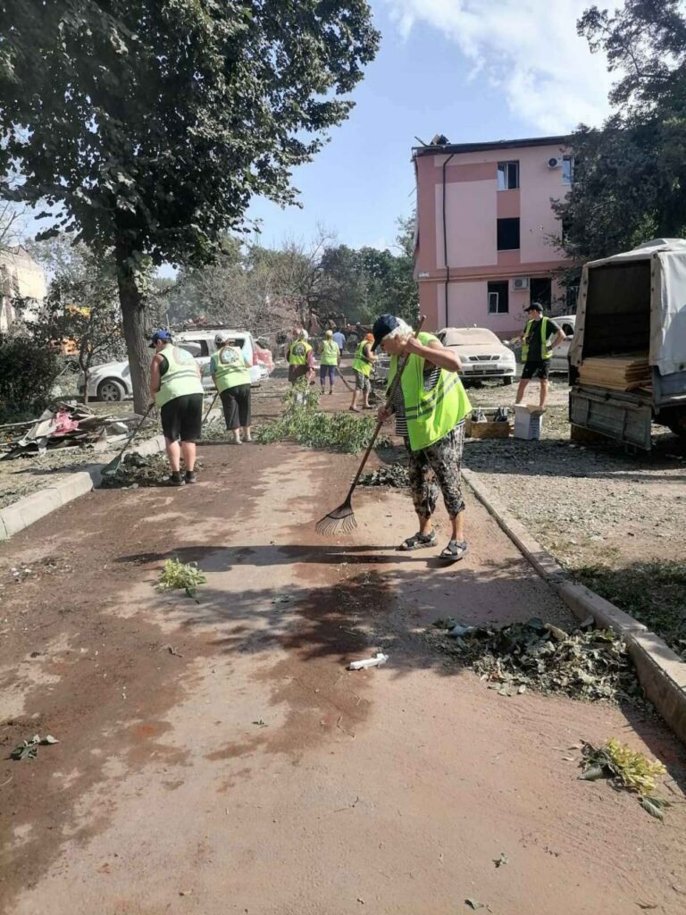 В домах на Салтовке, пострадавших от обстрела, проводят восстановительные работы (фото)