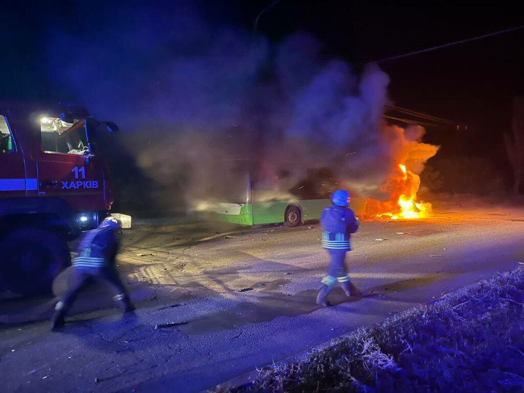 В Харькове Toyota Camry врезалась в троллейбус и тот загорелся — соцсети