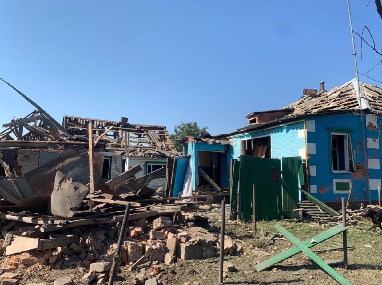 Россияне уничтожили два частных дома в громаде на Харьковщине (фото)