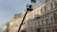 На центральной улице Харькова обновили 25 украинских флагов (фото)