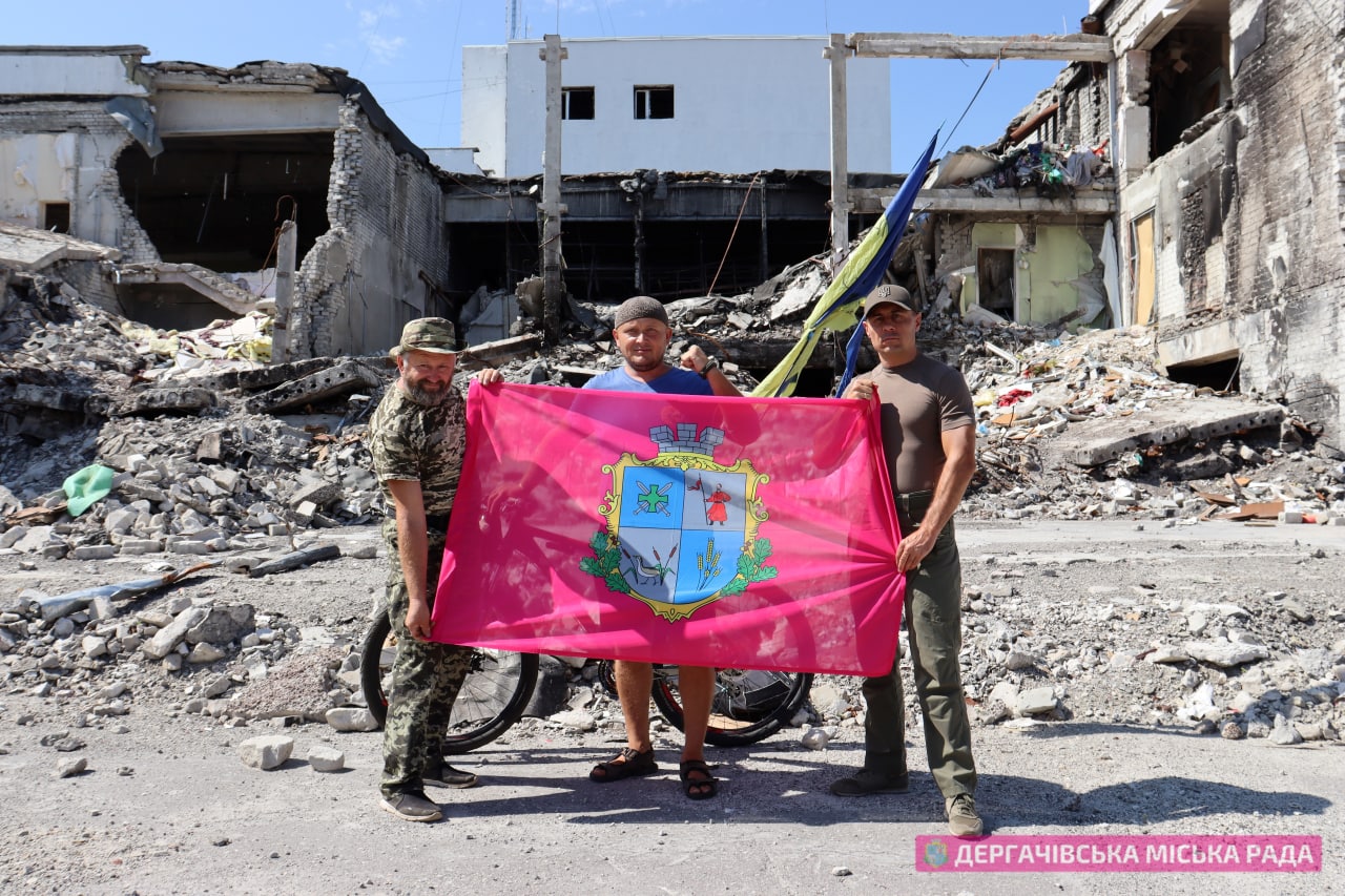 Александр Коломиец, Вячеслав Задоренко и воин ВСУ держат флаг Дергачей