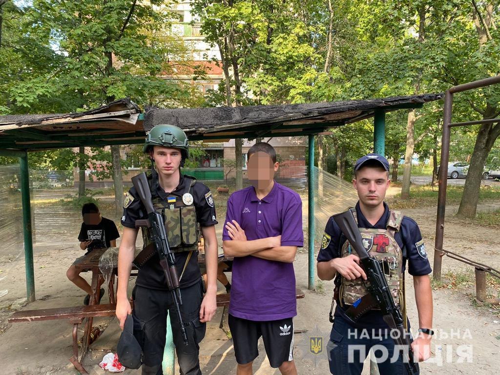 На 17-летнего парня в Харькове составили протокол за распитие спиртных напитков на детской площадке