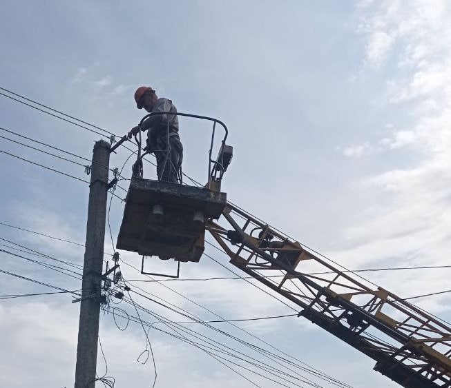В Дергачах возобновили электроснабжение после ночного обстрела