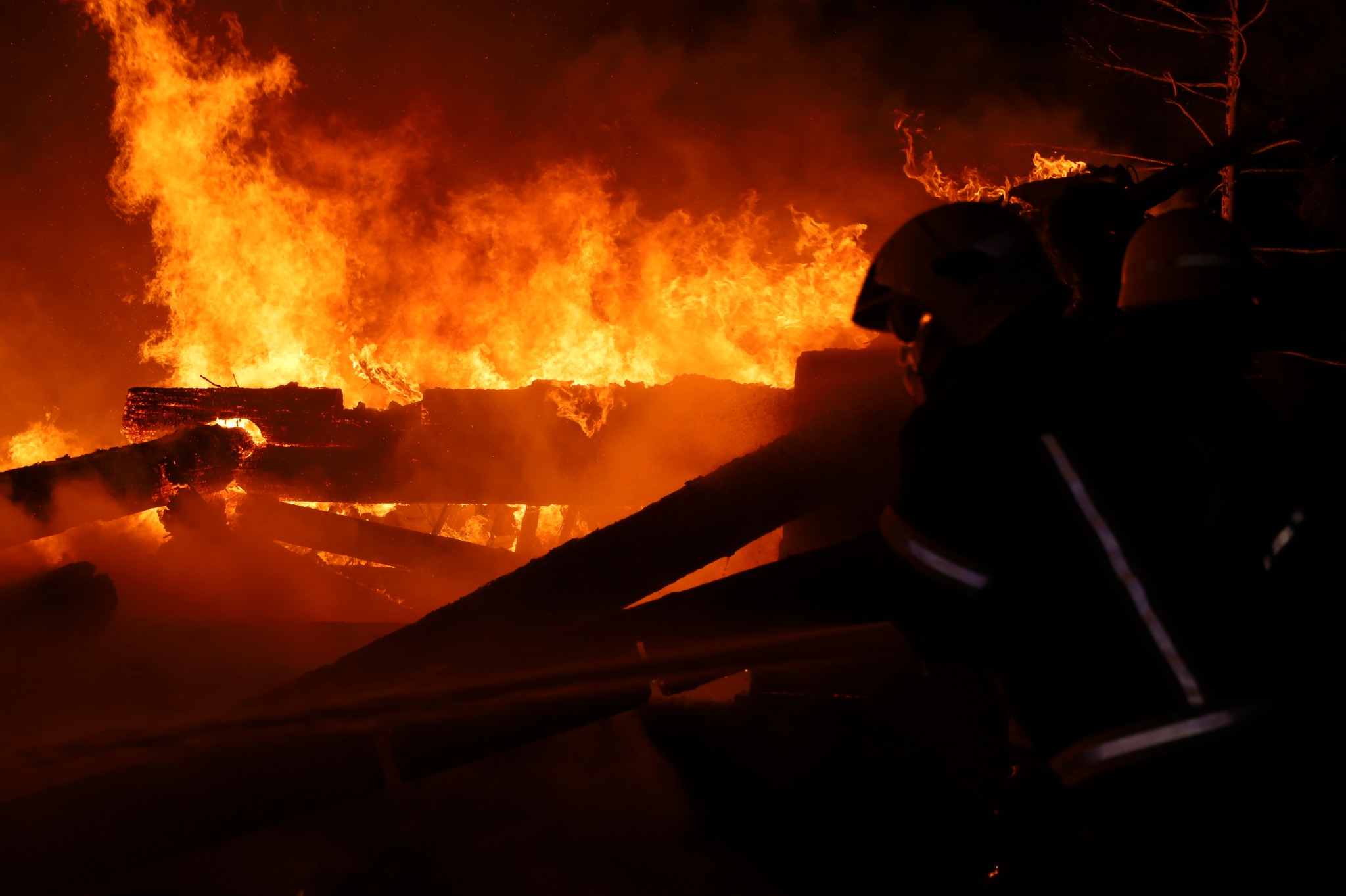 Ночью в Харькове сгорел ресторан после попадания ракеты