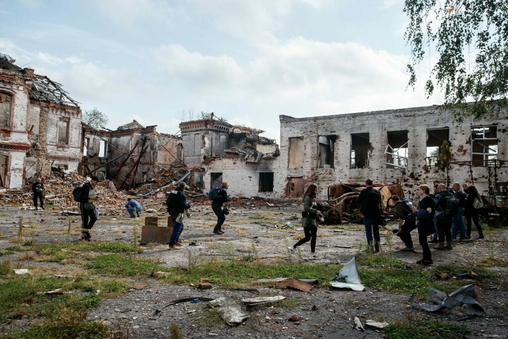 Світло в Ізюмі з’явиться максимум через два тижні – мер міста