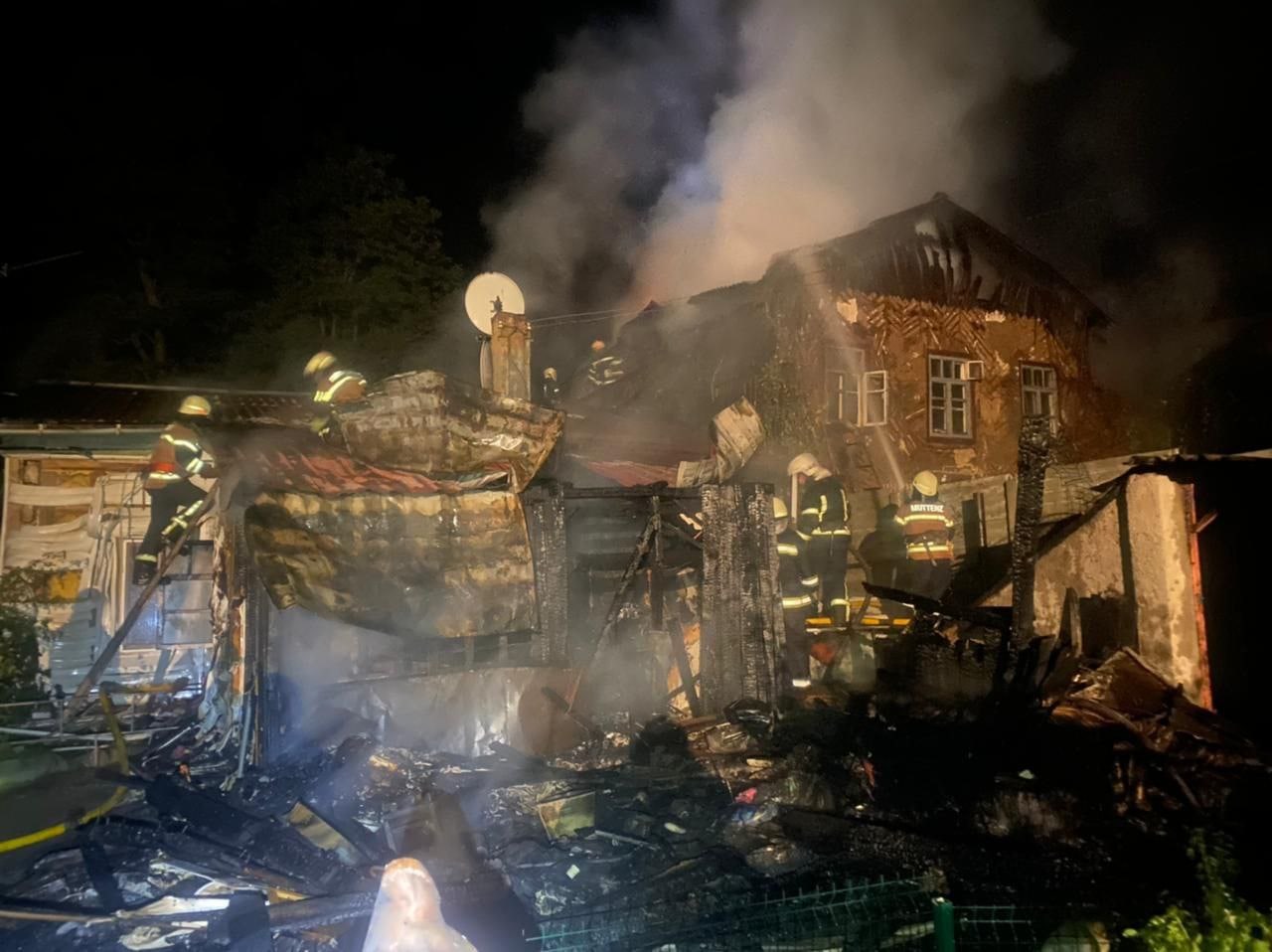 Спасатели ликвидируют пожар в жилом доме в Харькове 