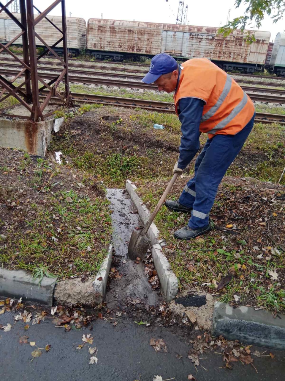Харьковские коммунальщики очищают ливневки от мусора и листьев