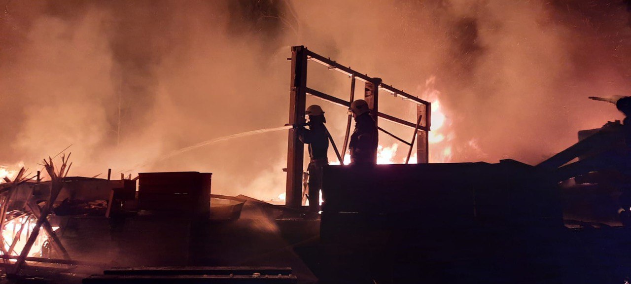 В результате ракетного удара в Харькове возник масштабный пожар (фото)
