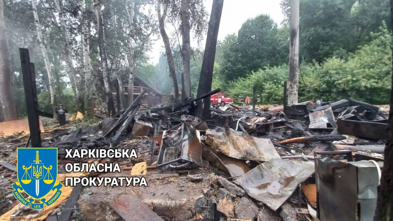 В результате вражеского обстрела полностью сгорел ресторан в Харькове 