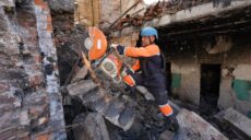 У Балаклії та Ізюмі надзвичайники продовжують розбирати завали