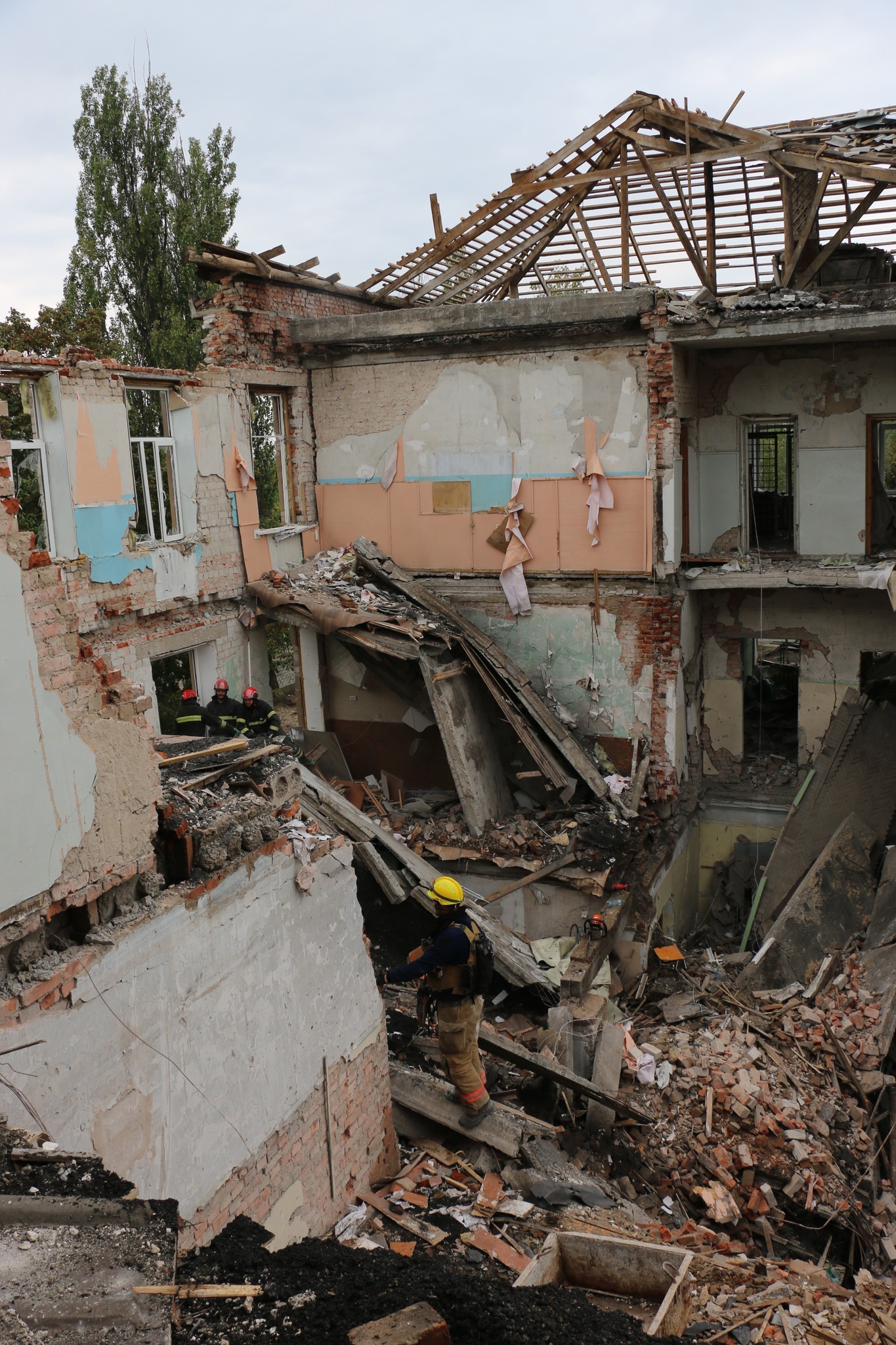 На деоккупированных территориях Харьковщины спасатели ГСЧС продолжают разбирать завалы