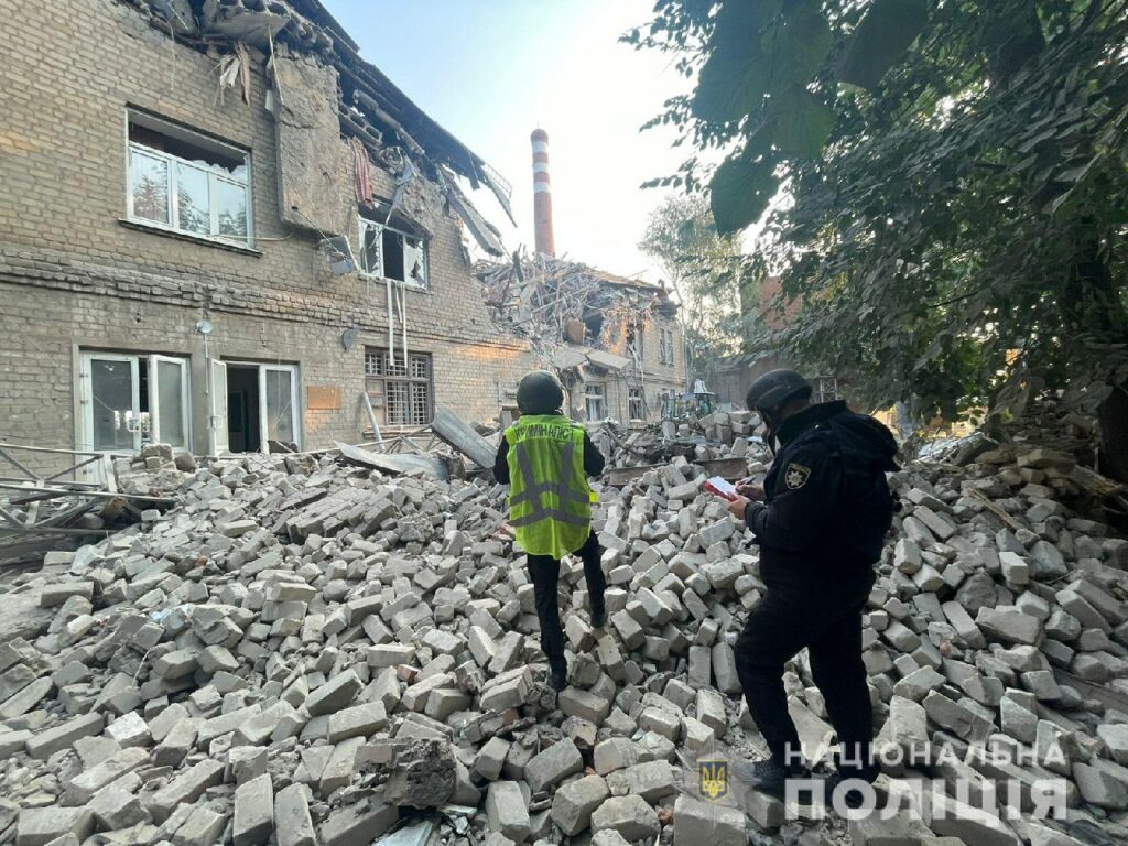 На месте ночных «прилетов» в Харьков собирают обломки ракет (фото)