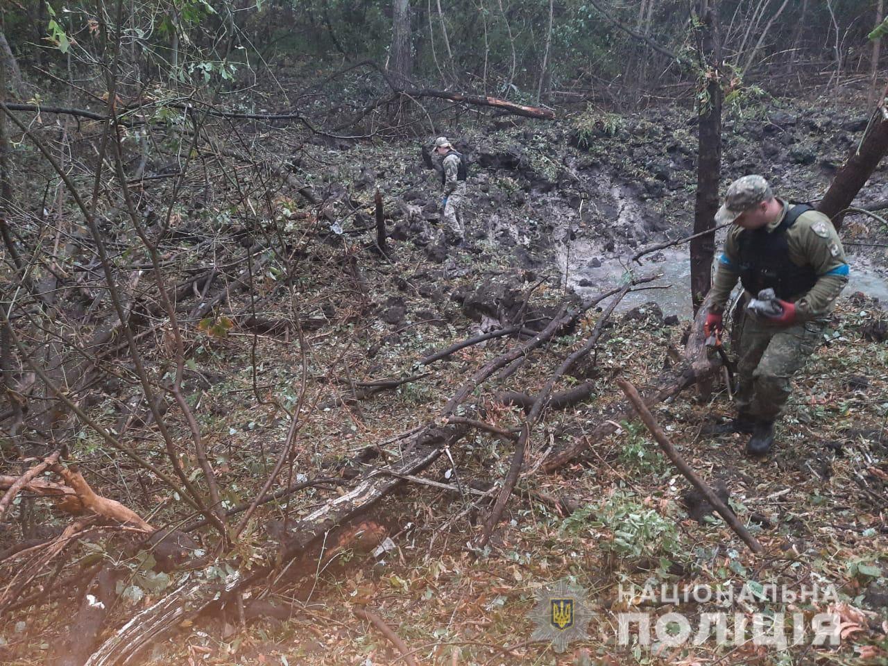 Воронка на месте ракетного удара в Харькове