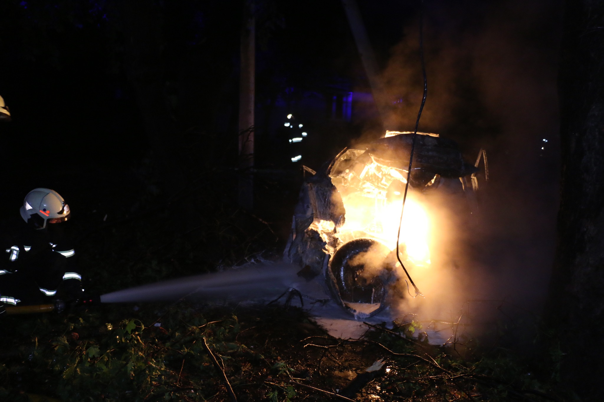 Спасатели ликвидировали пожар на месте ночного «прилета» в Харьков (фото)