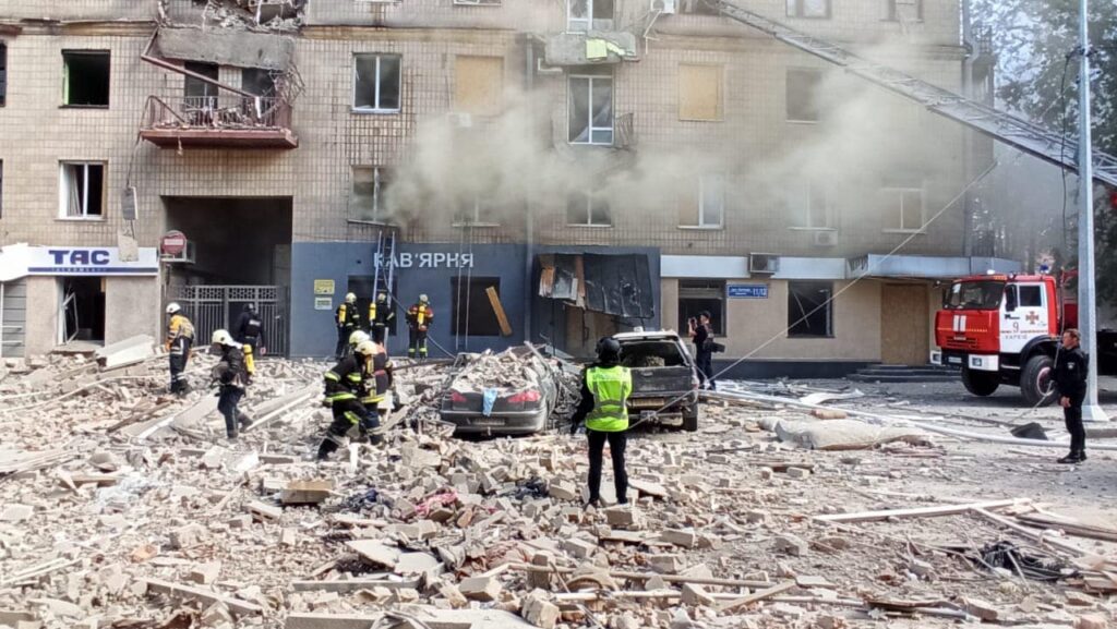 У поліції показали наслідки ранкового “прильоту” до центру Харкова (фото)