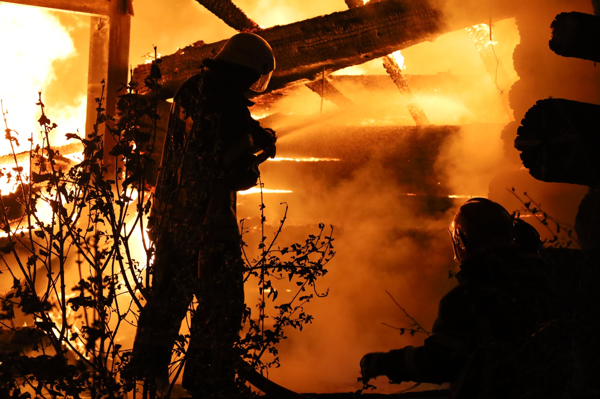 В результате ракетного удара сгорел ресторан в Киевском районе Харькова