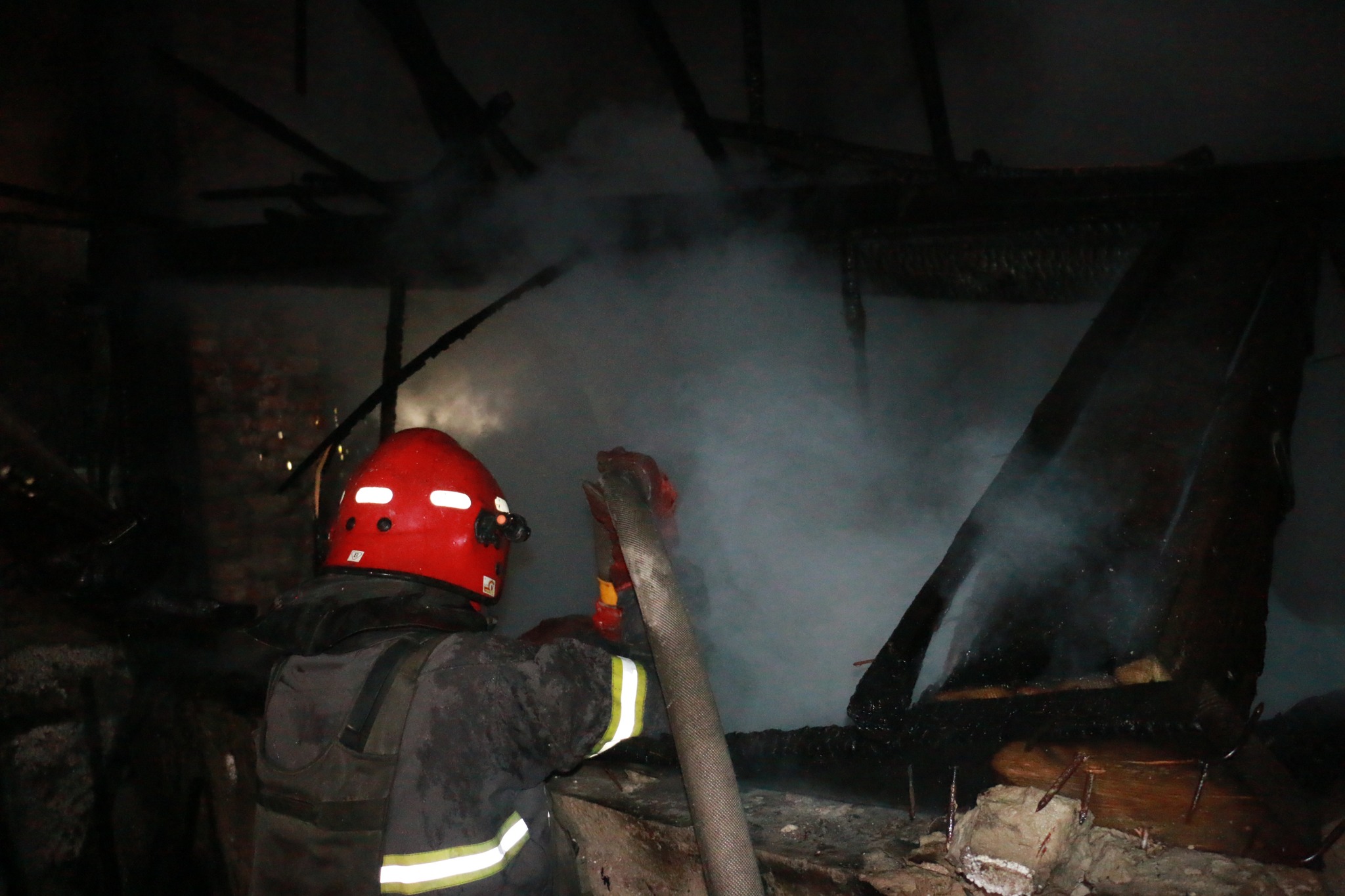 У Харкові після ворожого обстрілу почалася пожежа у приватному будинку