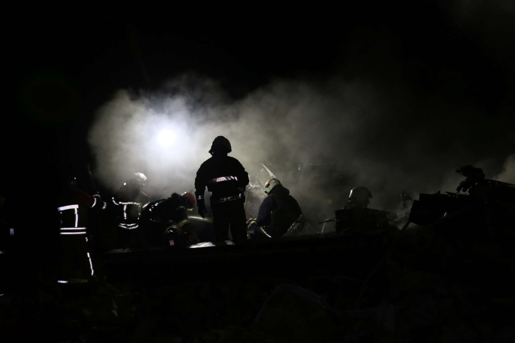 Спасатели тушат пожар и разбирают завалы после удара ракеты по Салтовке