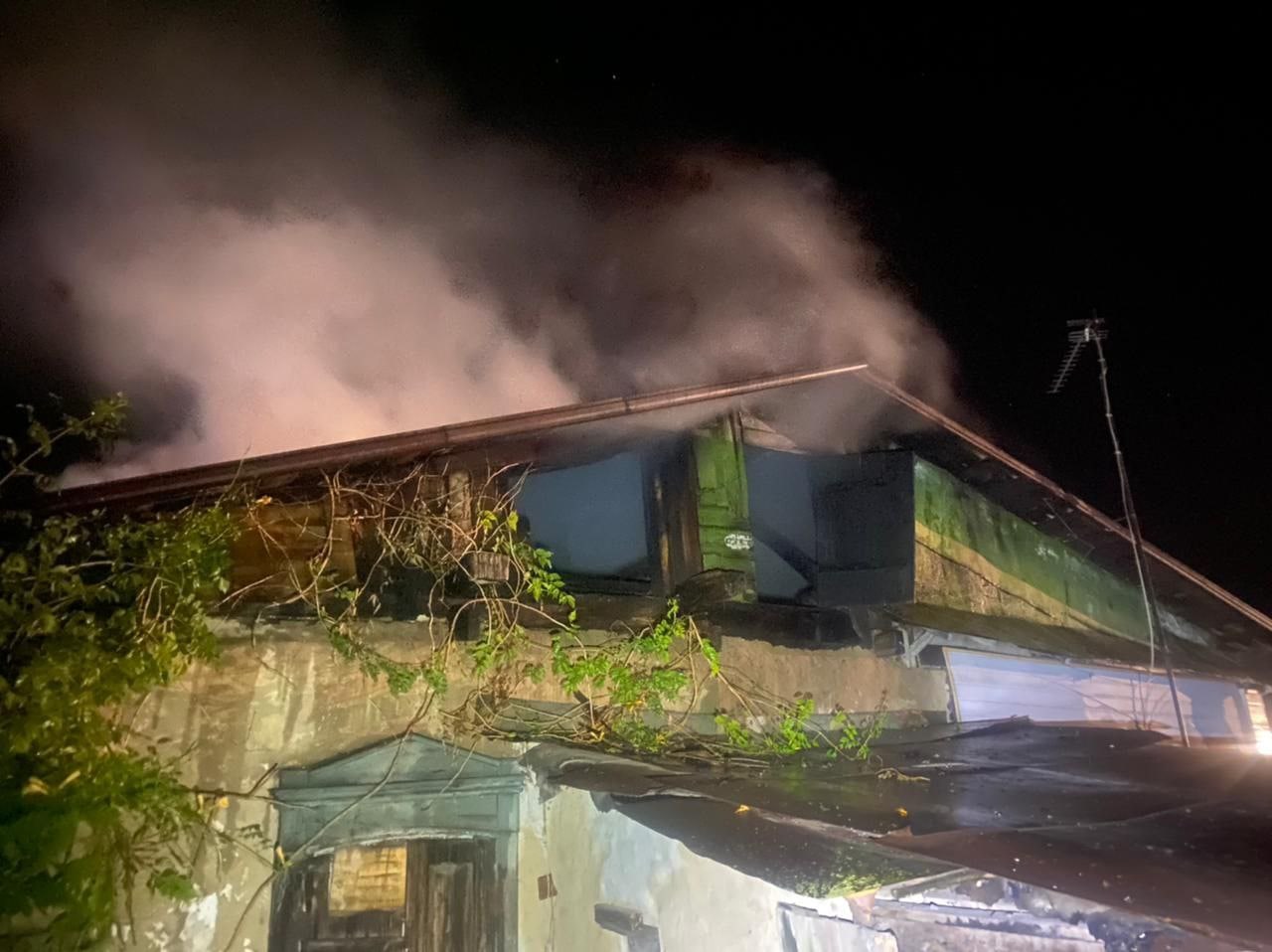 Рятувальники ліквідують пожежу у житловому будинку у Харкові