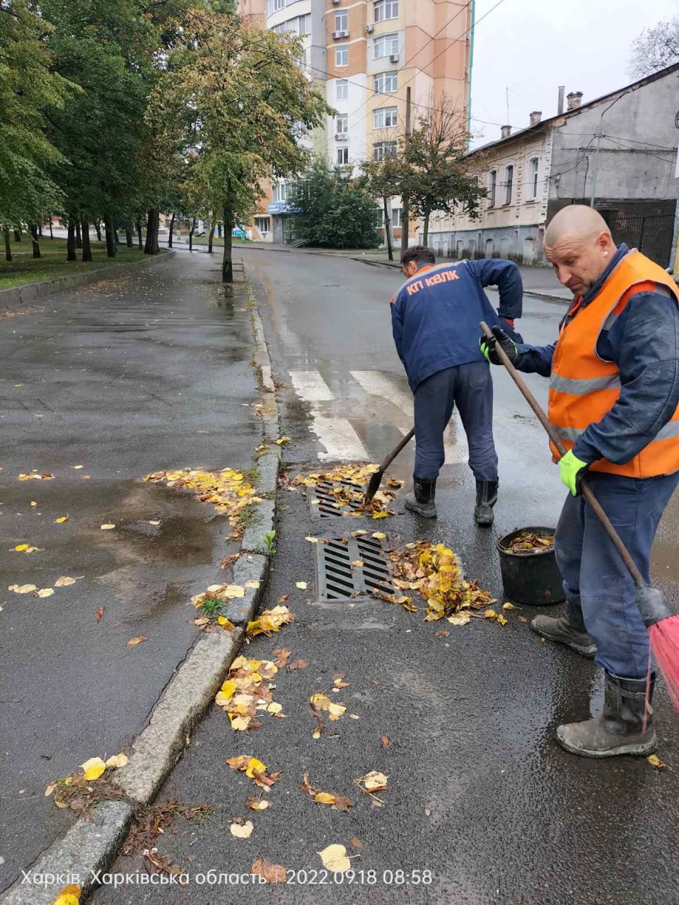Харківські комунальники очищають зливи від сміття та листя