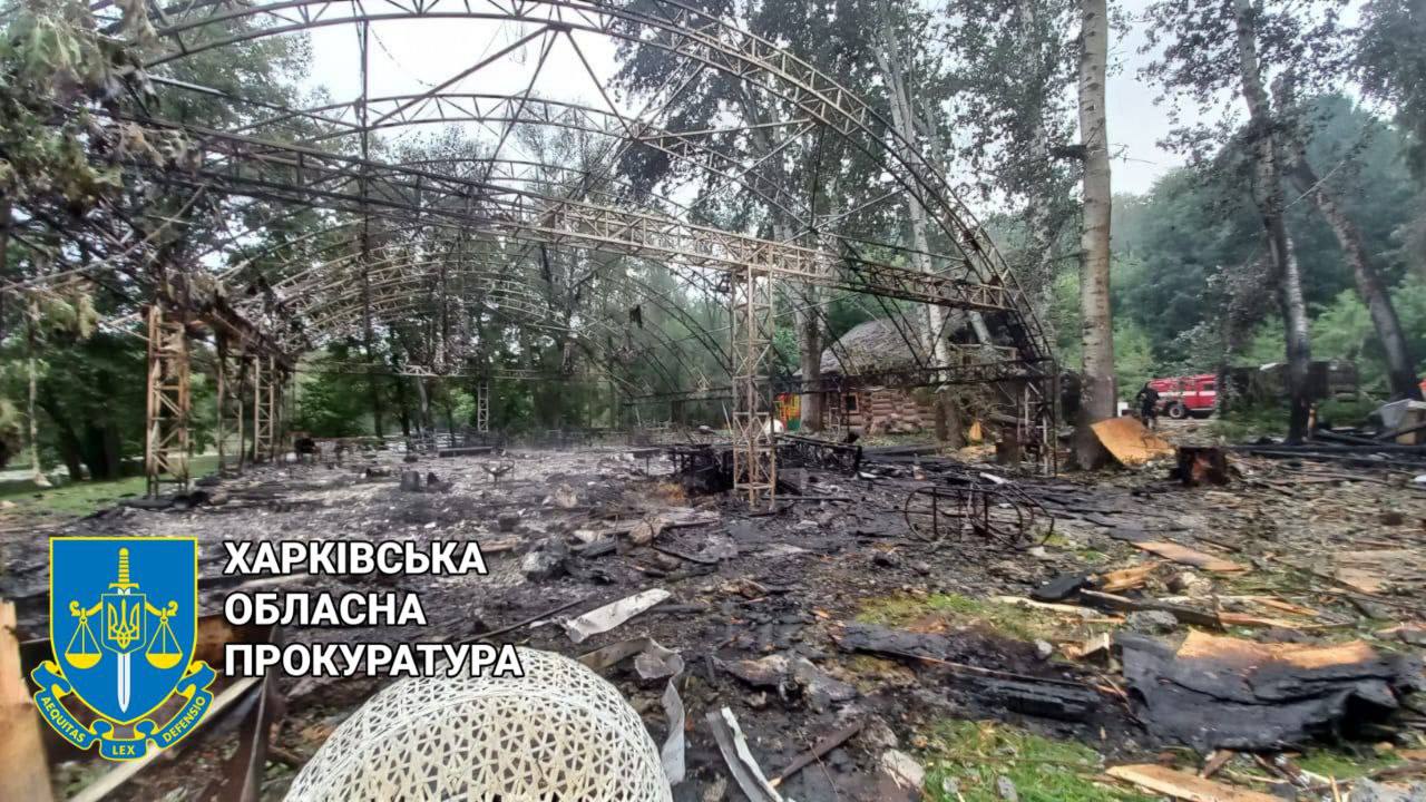 В результате вражеского обстрела полностью сгорел ресторан в Харькове 