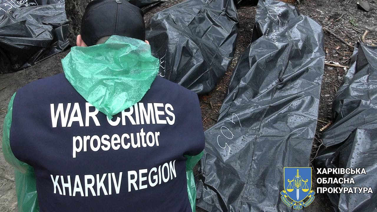 В Ізюмі завершено ексгумацію всіх тіл на місці масового поховання