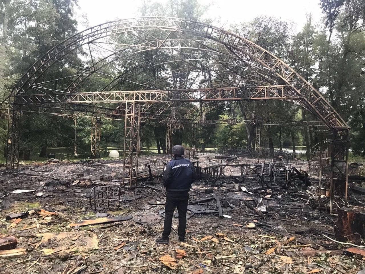 На месте сгоревшего ресторана в Харькове правоохранители находят обломки ракеты С-300