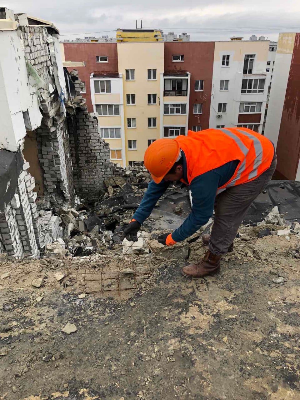 У Харкові відновлюють зруйновані внаслідок обстрілу будинки