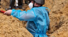 На місці масового поховання в Ізюмі ексгумують тіла загиблих (фото, відео)