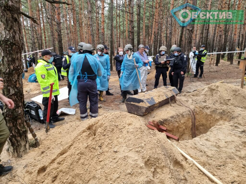 У всех в месте массового захоронения в Изюме, – признаки насильственной смерти