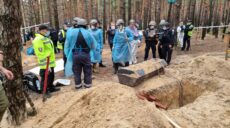 У всіх у місці масового поховання в Ізюмі – ознаки насильницької смерті