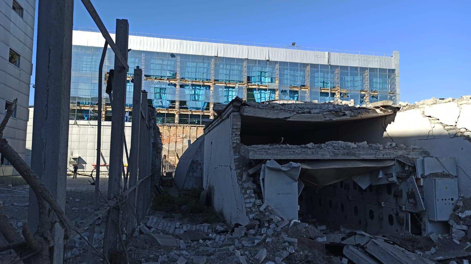 Ночной «прилет» в Харьков: фото разрушенного «Локомотива» показали в полиции (фото)