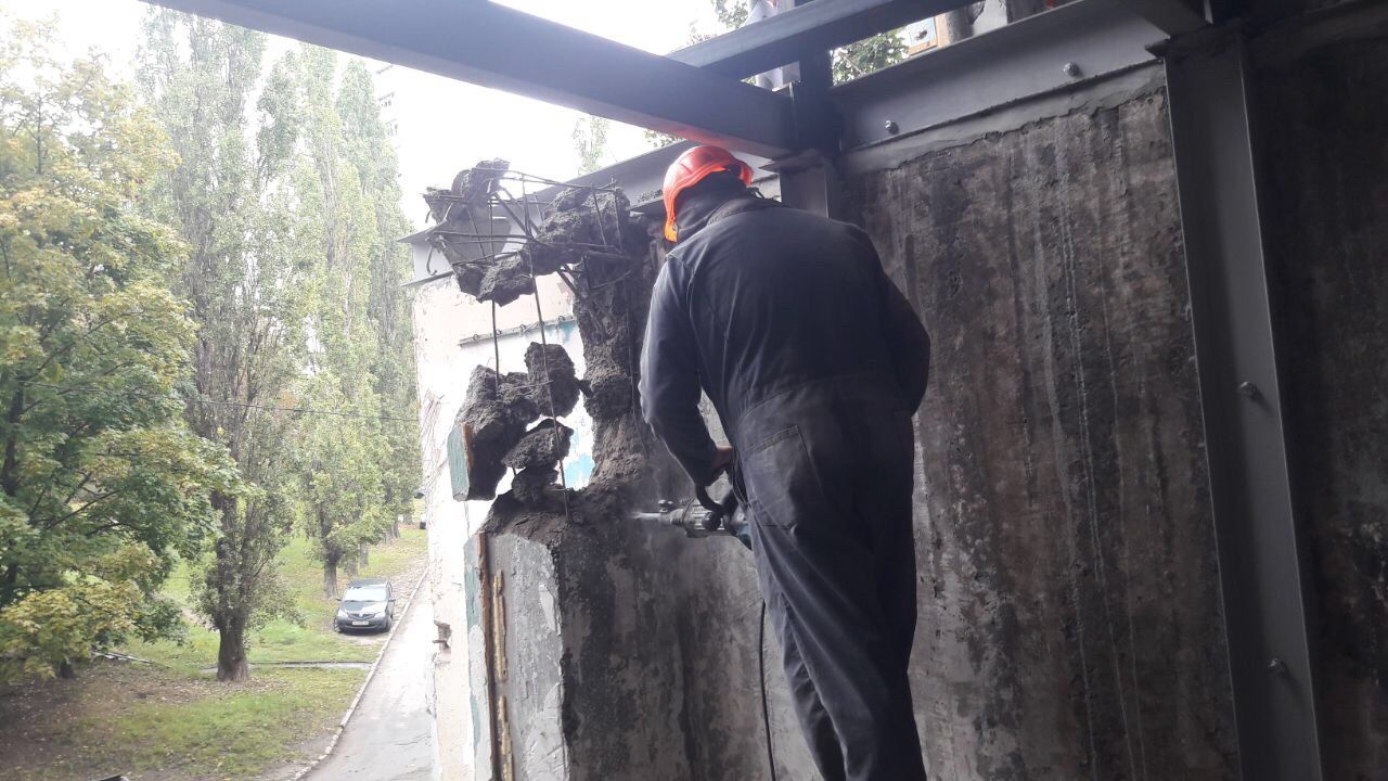 На Салтівці відновлюють багатоповерхівку, зруйновану під час обстрілу (фото)