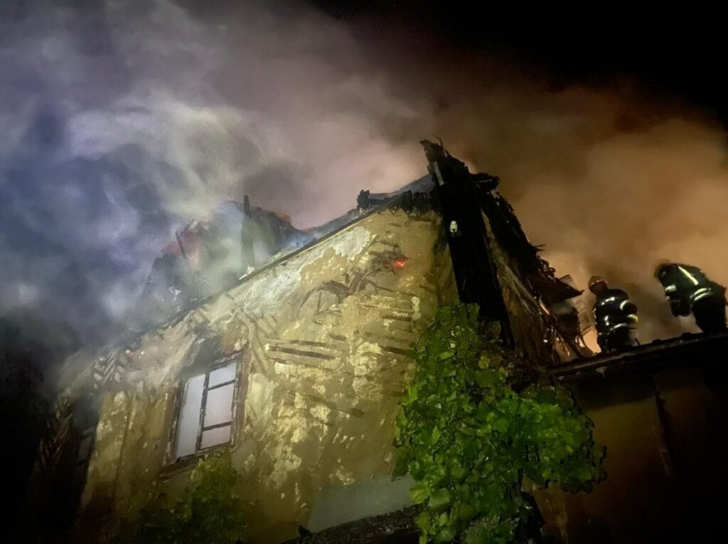В Харькове при пожаре жилого дома пострадали два человека