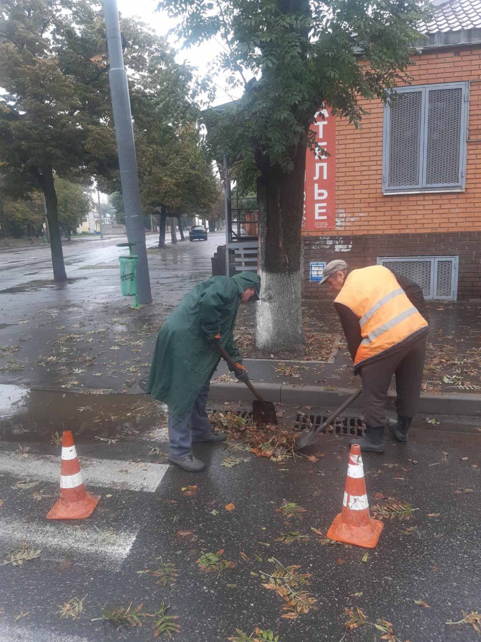 Харківські комунальники очищають зливи від сміття та листя