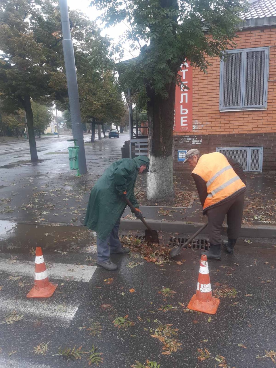 Харьковские коммунальщики очищают ливневки от мусора и листьев