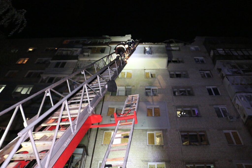Ночной «прилет» в Харьков: людей спускали с высоты с помощью автолестницы