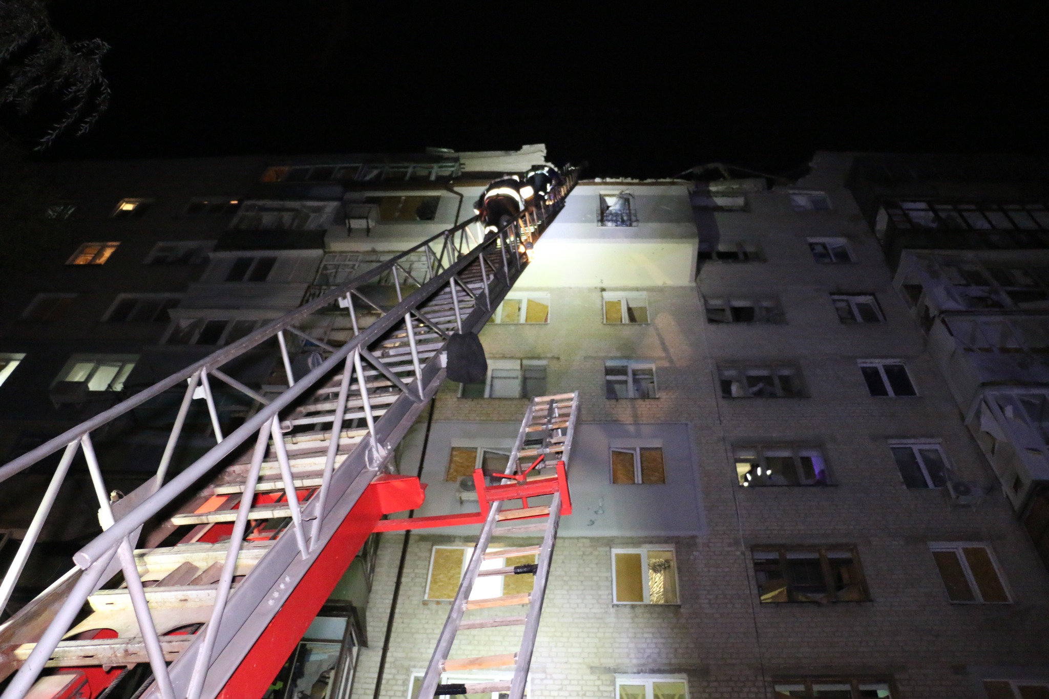 Нічний “приліт” у Харків: людей спускали з висоти за допомогою автодрабини