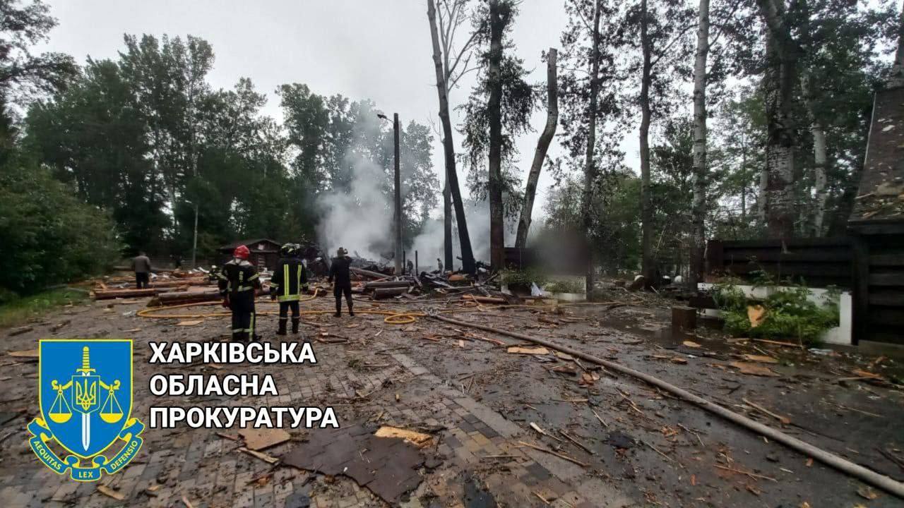 В результате вражеского обстрела полностью сгорел ресторан в Харькове 
