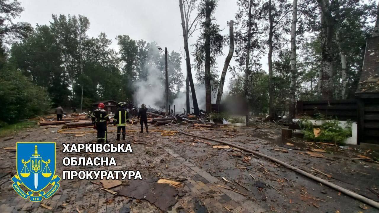 Внаслідок ворожого обстрілу повністю згорів ресторан у Харкові