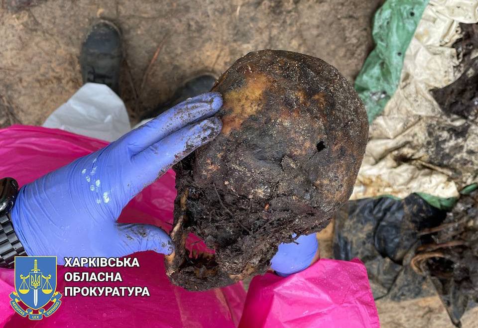 В Ізюмі завершено ексгумацію всіх тіл на місці масового поховання